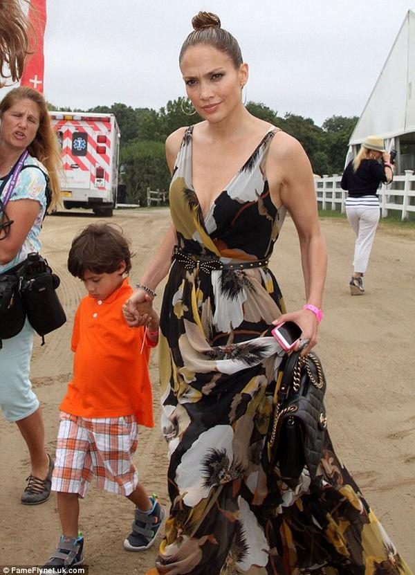 JLO_COL's tweet photo. Jennifer López @jlo ayer junto a Max y Emme en el Annual Hampton Classic Horse Show en Bridgehampton, New York. http://t.co/WGc4DtsW2M