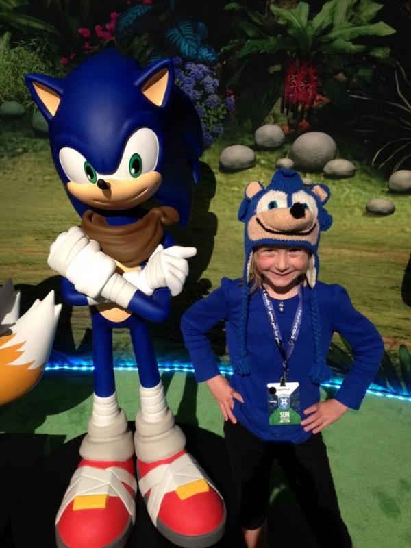 Xijjix's tweet photo. “@sonic_hedgehog: Sonic and Sonic at the #SonicBoom booth at #PAX! http://t.co/oiuPRVTkOM” nice hat you fuckin nerd hahahahaha