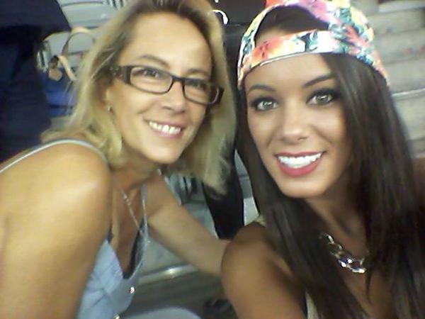 IrinaXXIII's tweet photo. Partidazo España-Egipto.....!!!!! Como niñas chicas, lo q nos gusta un partido! #tribuna #entradas #cerves #mundial http://t.co/Y2YR7mM3JP