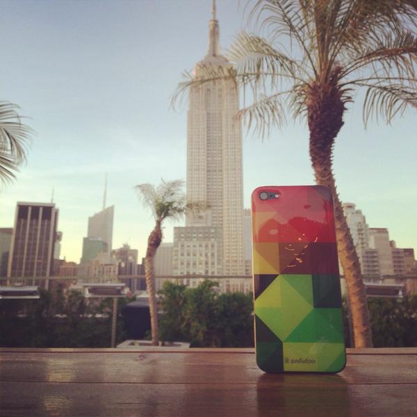 salutooskins's tweet photo. What a summer - #empirestate #newyork #manhattan #iphone #colortriangle #summer http://t.co/DntXw9Cu4W