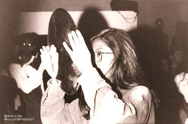 exteresa's tweet image. &quot;Todo a ciegas&quot; (1993), performance de Elvira Santamaría d carácter ritual. Fotografía: Mónica Naranjo. #dESPLIEGUES