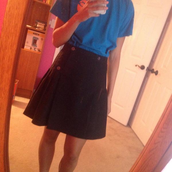 kennndallhunt17's tweet photo. pls pvi give me my first detention ever because I am too tall to fit your dress code #nohem #freetheknee http://t.co/7NjrR0MBiH