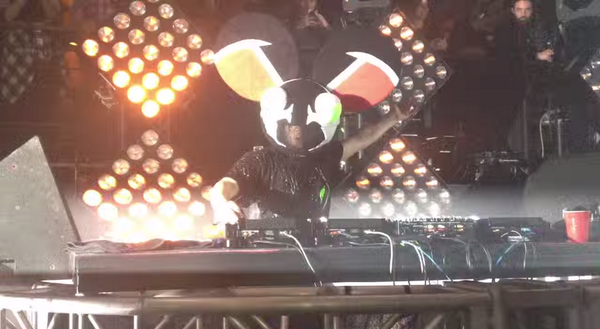 comebackdance's tweet image. So folks, who wears it better: @Skrillex or @deadmau5? comebackanddance.co.za/skrillmau5-skr… #Skrillmau5