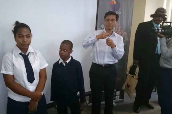 AguaPotableEC's tweet photo. Calidad de #agua @AguaPotableEC realiza prueba de lavado de manos con luminómetro a niños #Esmeraldas @AlexisAmbato35 http://t.co/yzsbrZz2rr