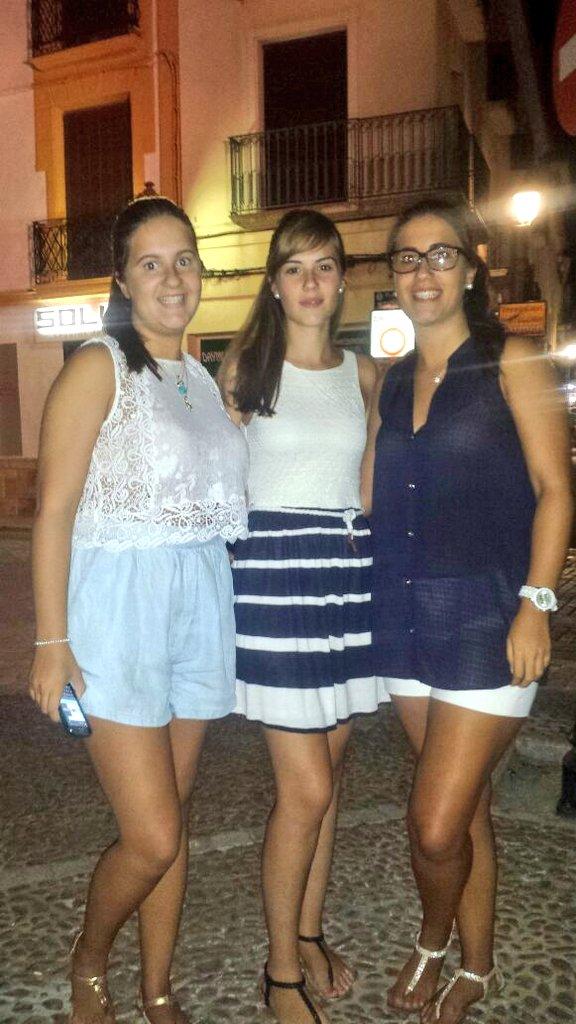 beaa_leon's tweet photo. "@Marialuisa947: Guapas!! http://t.co/n4DRdCzlkZ" Aprovechando los ultimos dias juntass #vaeranito2014