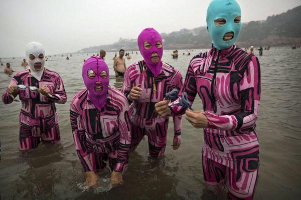 Percolatrice's tweet image. #SpringBreakers2 ? Non, des Japonaises qui se protègent des UV à la plage. Un commentaire, @nadine__morano ?