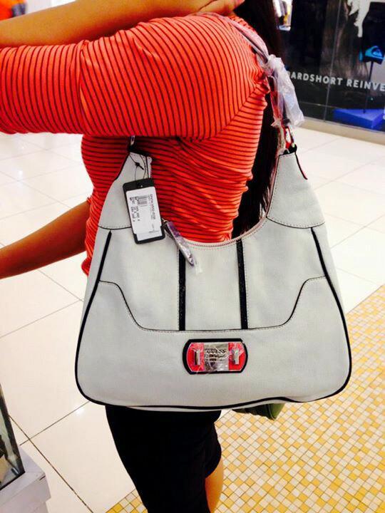 dydidie's tweet photo. Wanna get this lovely original Guess bag with lower price??? DM me for more info.. Only 465K http://t.co/wylMBNHHBy