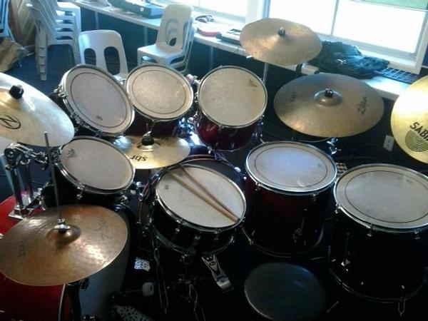 DeathlikeChip's tweet photo. The all and mighty drum set up. http://t.co/8p4od9Us5k