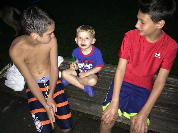 eyerishgirl's tweet photo. Eamon with the boys 2nd popsicle of the day - they're free!! #LaborDay #byebyepool http://t.co/oADnpC0v76