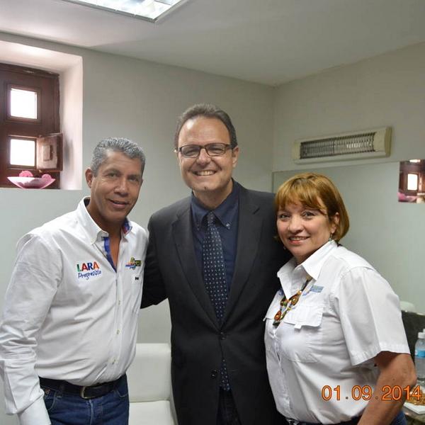 HenriFalconLara's tweet photo. Agradecemos al amigo @EdurodriguezgVV por la visita al estado #Lara y su conferencia hoy en el @TeatroJuares http://t.co/EsZo3ZV2Ke