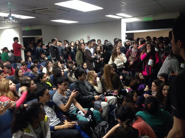 LobosCaroca's tweet photo. Una sola voz #OdontoUnabEnParo @DoctorAcuna @Orrego @GiorgioJackson http://t.co/mSRVQMzyS1