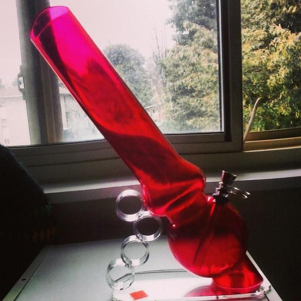 DazedByNature's tweet photo. New bong , high as fuck shall i be 
#Yoda #GlassKnuckles http://t.co/Fx4rYkwtRQ