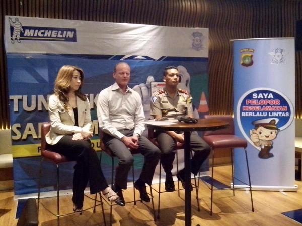 TMCPoldaMetro's tweet photo. 12.09 Michelin Indonesia &amp; Kepolisian Republik Indonesia gelar kampanye Road Safety http://t.co/ZYsUrna6uD (Photo:@steplangitan)
