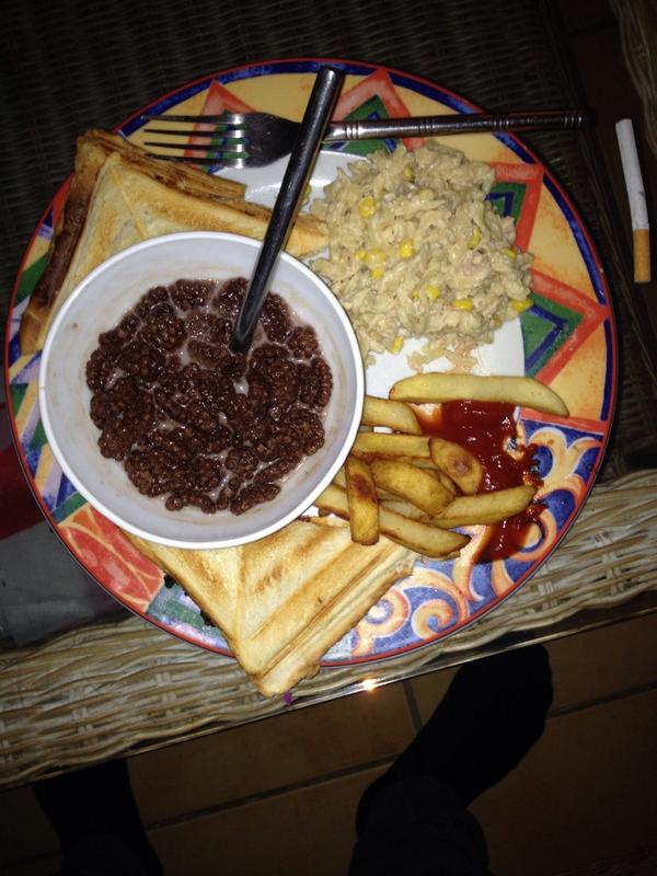 seanscott_13's tweet photo. Puto harry, le he hecho comida borracho y se a dormido y le despierto y pasa, 30 min para nada..  #melocomoyo http://t.co/LraKewVIg5
