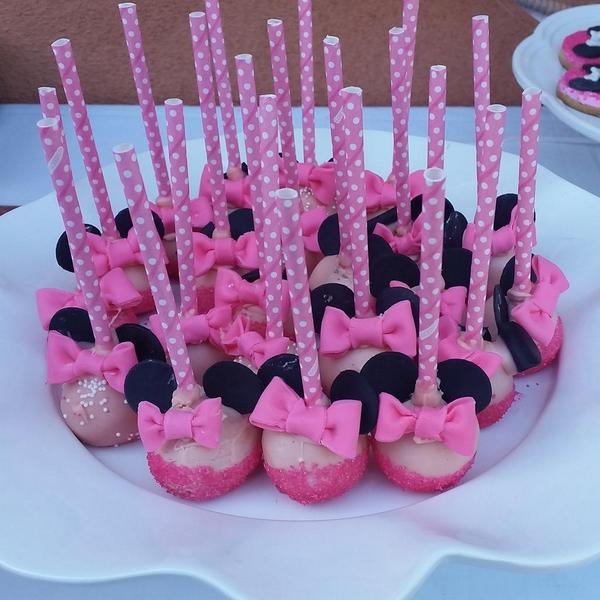 Endlescreation's tweet photo. Minni mouse cakepops #endlesscreationscakes #endlesscreationsdesserts #cakepops #minnimouse http://t.co/PzxYuGTuNu