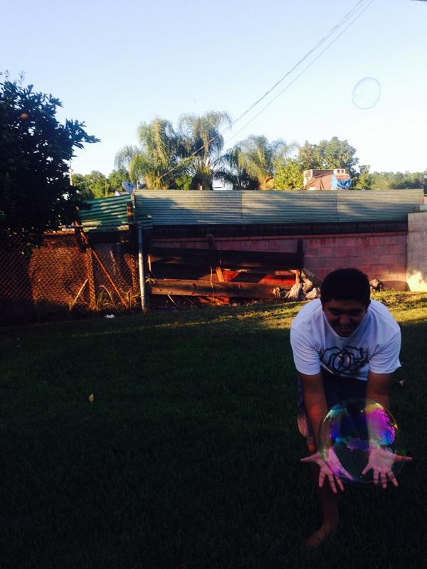 aangelcesena's tweet photo. #HugeBubbles http://t.co/HfT7VLG28B