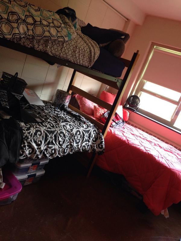 foreverbitchy_'s tweet photo. Dorm life 💜 http://t.co/Ut6TKaqVmO