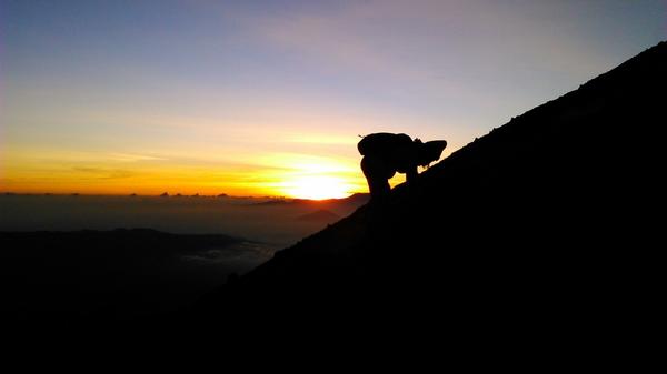 @penerbitindiva #puncaktertinggijawa #sunrisemahameru #puncakmahameru #mtsemeru3676mdpl