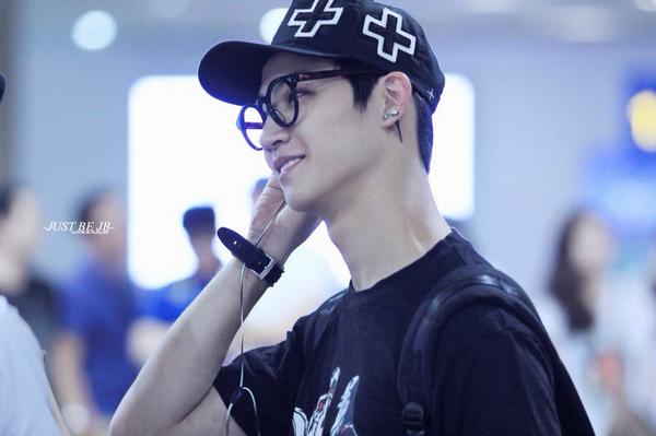justbejb_jb's tweet photo. 140831 인천입국 #JB #GOT7 2Pics update! Click: http://t.co/K0NaaXnb4u @Def_soul_JB 카리스마ㅎㅅㅎ http://t.co/7BOb255ezB