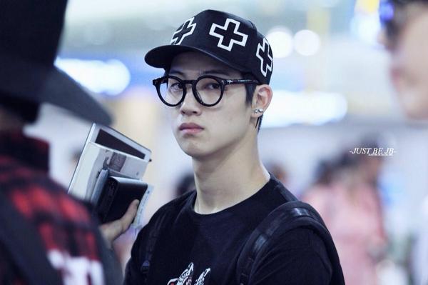 justbejb_jb's tweet photo. 140831 인천입국 #JB #GOT7 2Pics update! Click: http://t.co/K0NaaXnb4u @Def_soul_JB 카리스마ㅎㅅㅎ http://t.co/7BOb255ezB