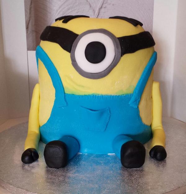HMHCakes's tweet image. Minion cake and cupcakes made for Saturday! @cake_anyone @CakeBossUK @Baked4_U @Chunkypeanuts @BakermansCAT