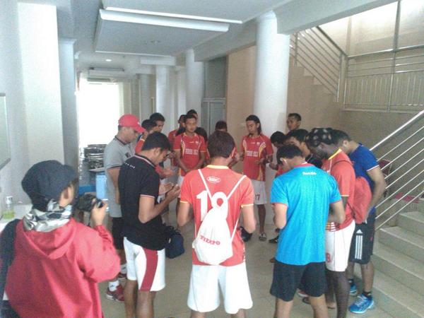 Pasoepati's tweet photo. Njaluk Marang Gusti, Mugi" Asile Mengko Apik, Amin :] http://t.co/hoijyF04YH /via @pasoepaticampus