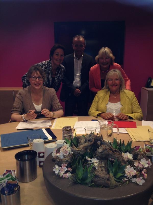 Historisch college-moment: Haydar (waarnemer) met 4 dames besturen samen vanmorgen de stad Beverwijk.