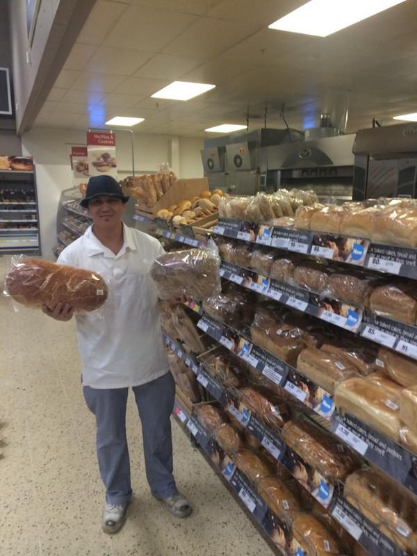 HanJayhan's tweet photo. Proud of my bakery team..ready to take sum £££ at springhill, Birmingham @G4vnn @clairefweir http://t.co/IYPnhdHnCD