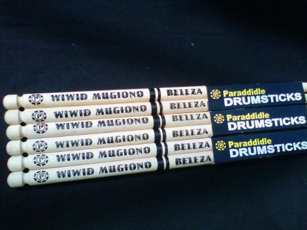 David_Tipsdrum's tweet photo. Mantap "@stickcustom: Pesanan @wiwid_iglesias  segera dikirim... Spec: Original 5a maple seriesnya @PARADDIDLEstick http://t.co/nz5YCTS3Rw”