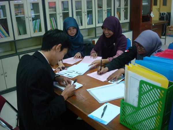 Konsultasikan permasalahan bahasa Inggris anda di ILLC Language Clinic. 
ILLC P2B
Gedung LPPMP Lt. 1 Sayap Barat
UNY