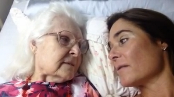 IndoEnts's tweet photo. #VIDEO - Short clip of sweet Alzheimer's moment goes viral: http://t.co/RFhPnlKbDl http://t.co/SQrFanRcXd