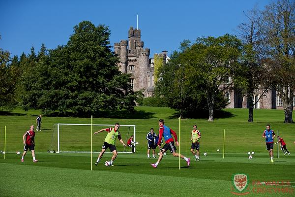 FAWales's tweet photo. Wales players train ahead of the opening #EURO2016 game against Andorra. #ANDvWAL #TogetherStronger http://t.co/x0Xjda5dav