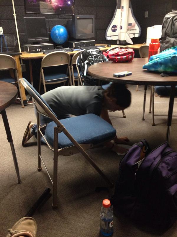 EqashleyAshley's tweet image. #firstdayproblems @alexa_ander8 spilled Gatorade on fowlers floor 😂😂😂