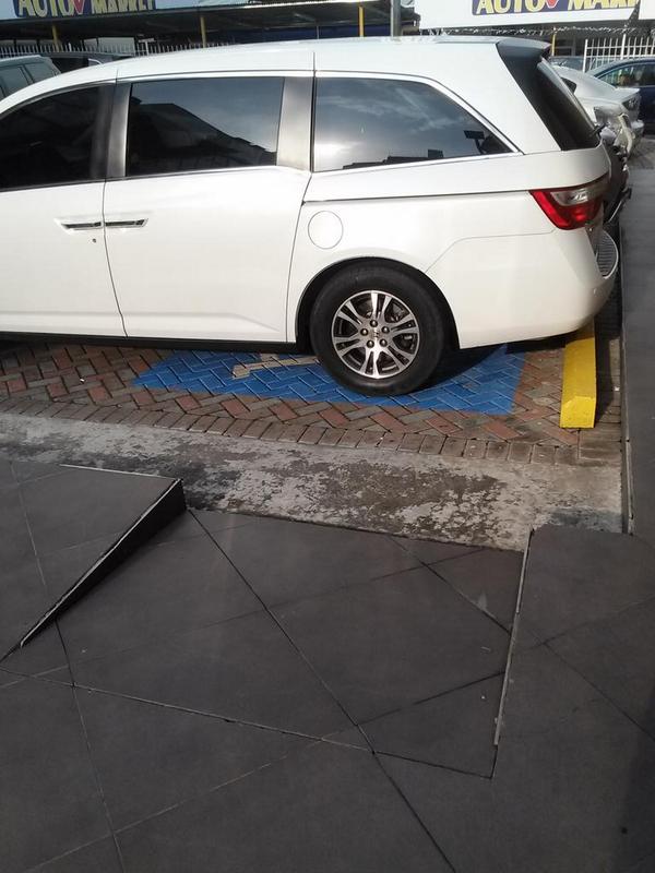 Vehículo estacionado en parkin de discapacitado lugar Multi Mall frente al IJA de vía Israel calle 73 este