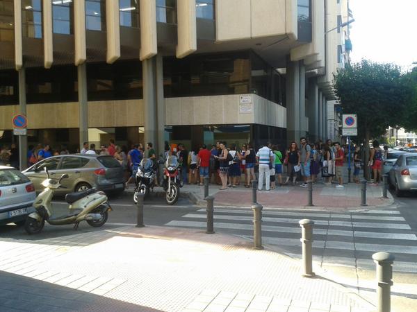 radioalicante's tweet image. La cola de profesores interinos que esperan para entregar la documentación en Conselleria da la vuelta a la manzana.