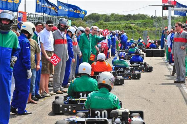 ErnavdBiggelaar's tweet photo. Laatste plaatsen #100rnd huurkartrace woe 3 sept beschikbaar! Al voor € 45,00 pp doe je mee! http://t.co/Z6BjF1zZND http://t.co/D3reEmrmbq