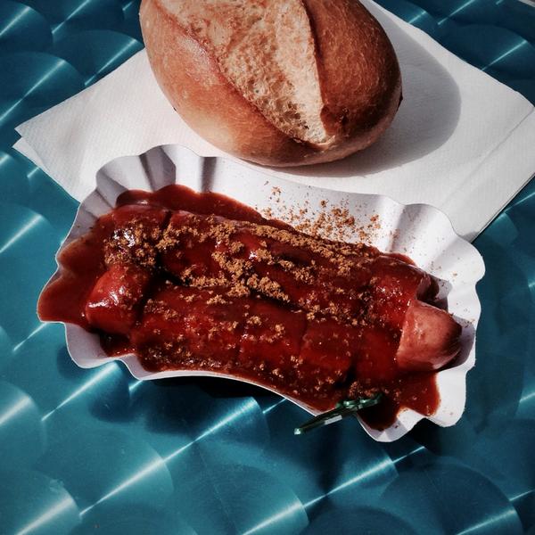 hoomygumb's tweet image. Currywurst-Verkostung am Vorstadt-Imbiss