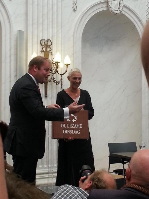 Het officiële moment, de koffer met duurzame initiatieven wordt overgedragen aan Staatssecretaris Mansveld #dudi14