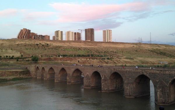 bicda's tweet photo. #Kırklardağı #Amed
Sizin mimari anlayışınız batsın!
Kırklardağı'nda devasa konutlar! http://t.co/FuK3iRFRAp