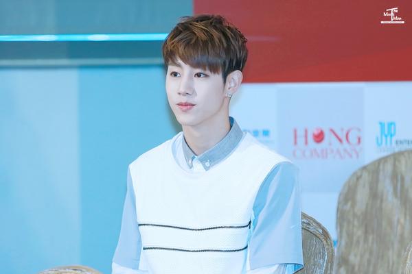 marktheman_com's tweet photo. 140830 JYPN IN HK PRESS CONFERENCE @mtuan93 #GOT7 #마크 #Mark http://t.co/MxO3p9w9Kv
http://t.co/rnuPJEH9fP http://t.co/m9hrfxXpSe