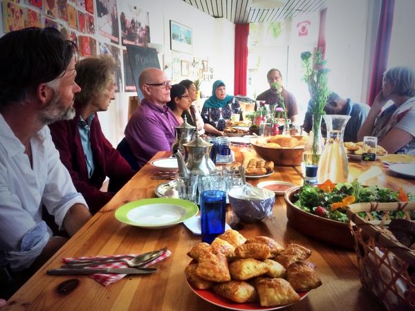 WSS010's tweet image. On tour langs #wijkinitiatieven en verhalen van #bewoners in #Delfshaven . Nu de 'Huiskamer van de Burgemeester'