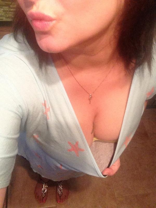 nikki_luv0919's tweet photo. Today is gonna be a long one, better #tugitout to be safe 😉💋💚 #KCCO #kisskiss #downshirt @theCHIVE @ChivettesWorld http://t.co/jji76QulyM
