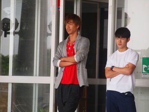 腕を組んで立つ佐野玲於くんとAKIRAさん！