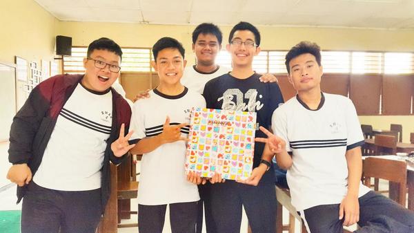 Hipsthreea's tweet photo. KELAS KITA MENANG WOYY, DAPET HADIAH JUGA!!!!!!! http://t.co/53p8348cgW