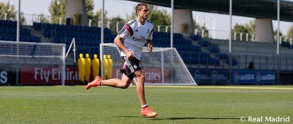ViXDeportes's tweet photo. El Real Madrid publicó la foto del primer entrenamiento de Javier #Chicharito Hernández http://t.co/mqJE9PjSuS
