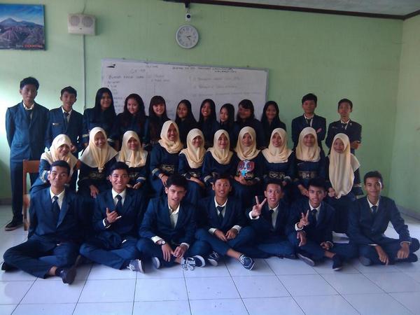 upw2_16's tweet photo. Ini foto kita sekelas tapi gak ada agielnya;( http://t.co/IdYEfydgtq