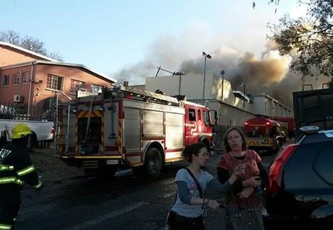 TeamUG_BBA's tweet photo. ...Big Brother house in flames http://t.co/lb6zL74qVO http://t.co/rGgsIbWt02