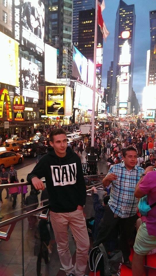 Dan__Maker's tweet photo. Dan Maker depuis New York !
#DanClassic http://t.co/KSNvNXFBS7