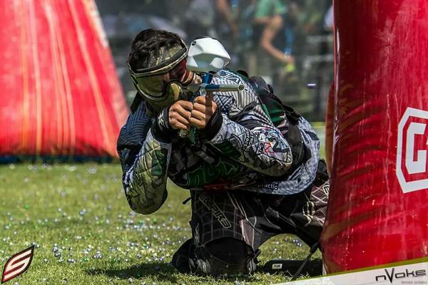 LouiVargas's tweet photo. I spend my weekends shooting people in the face , what do you do? http://t.co/a1Pm47jqay
