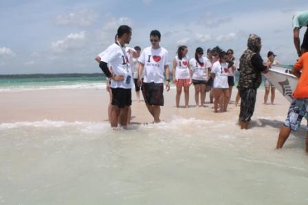 Lombok_Click's tweet photo. Di Lombok apa Pantai Pink Juga + Pulau Pasirnya. @Goouts_ID  @LiburanLokal @HotelLiburan http://t.co/ZUS44mhCy5